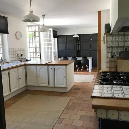 Stylish Rural With Pool Sleeps 14 Guests