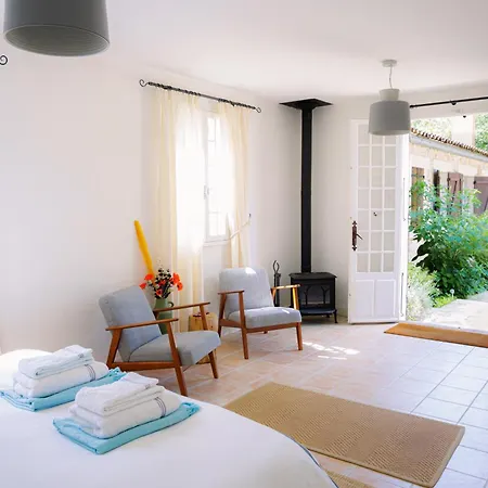 Stylish Rural With Pool Sleeps 14 Guests